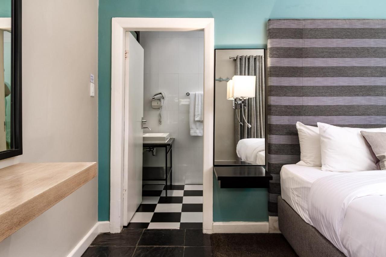 Life & Leisure Boutique Guesthouse สเตลเลนบอช ภายนอก รูปภาพ