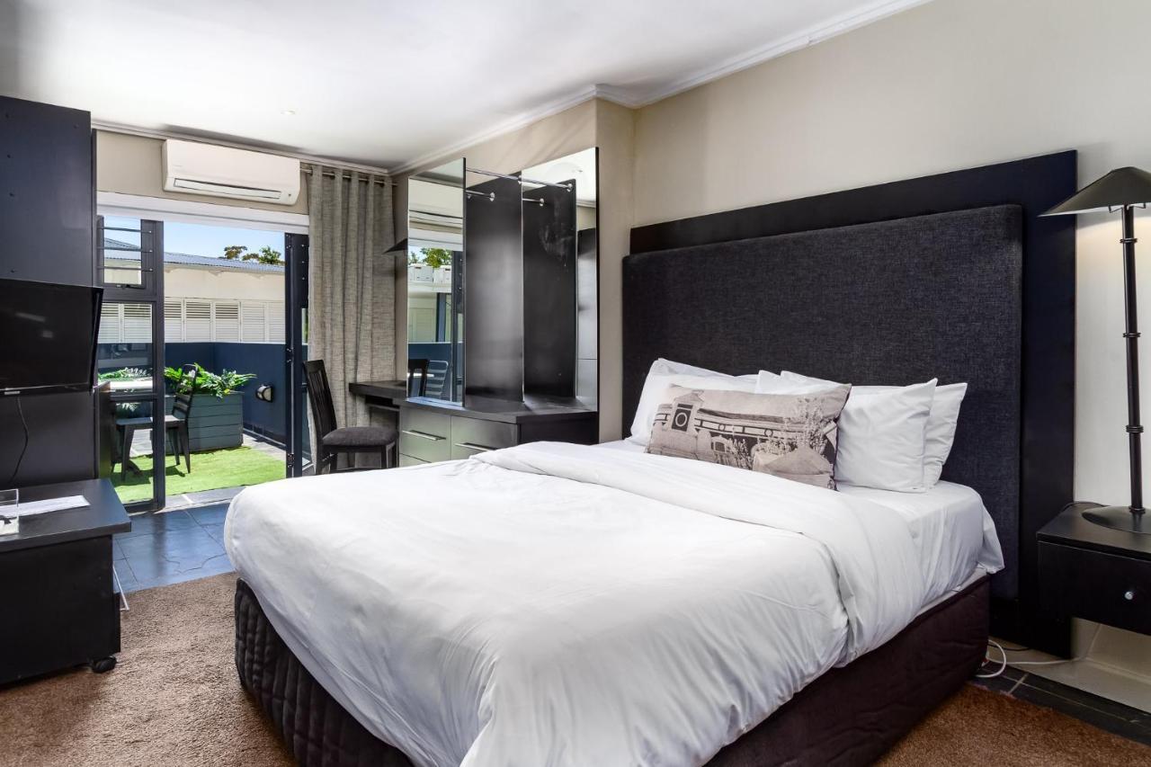 Life & Leisure Boutique Guesthouse สเตลเลนบอช ภายนอก รูปภาพ