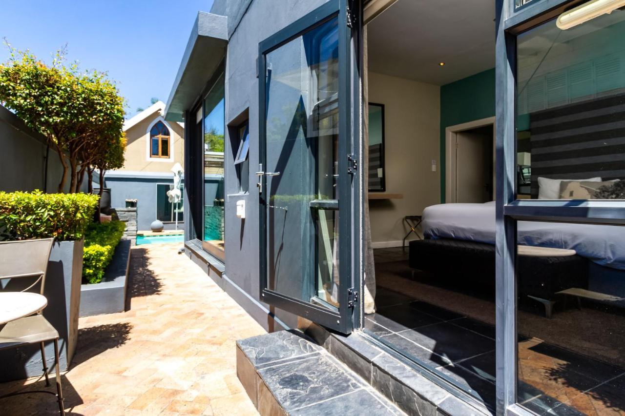 Life & Leisure Boutique Guesthouse สเตลเลนบอช ภายนอก รูปภาพ