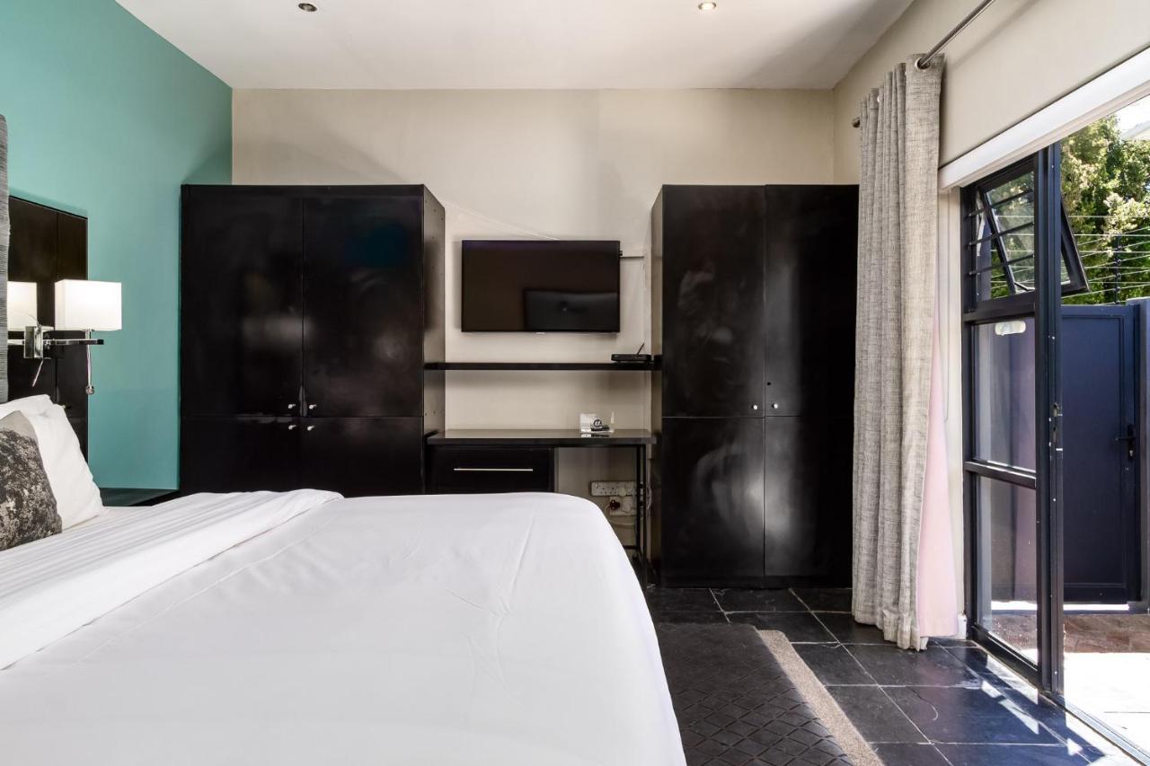 Life & Leisure Boutique Guesthouse สเตลเลนบอช ภายนอก รูปภาพ