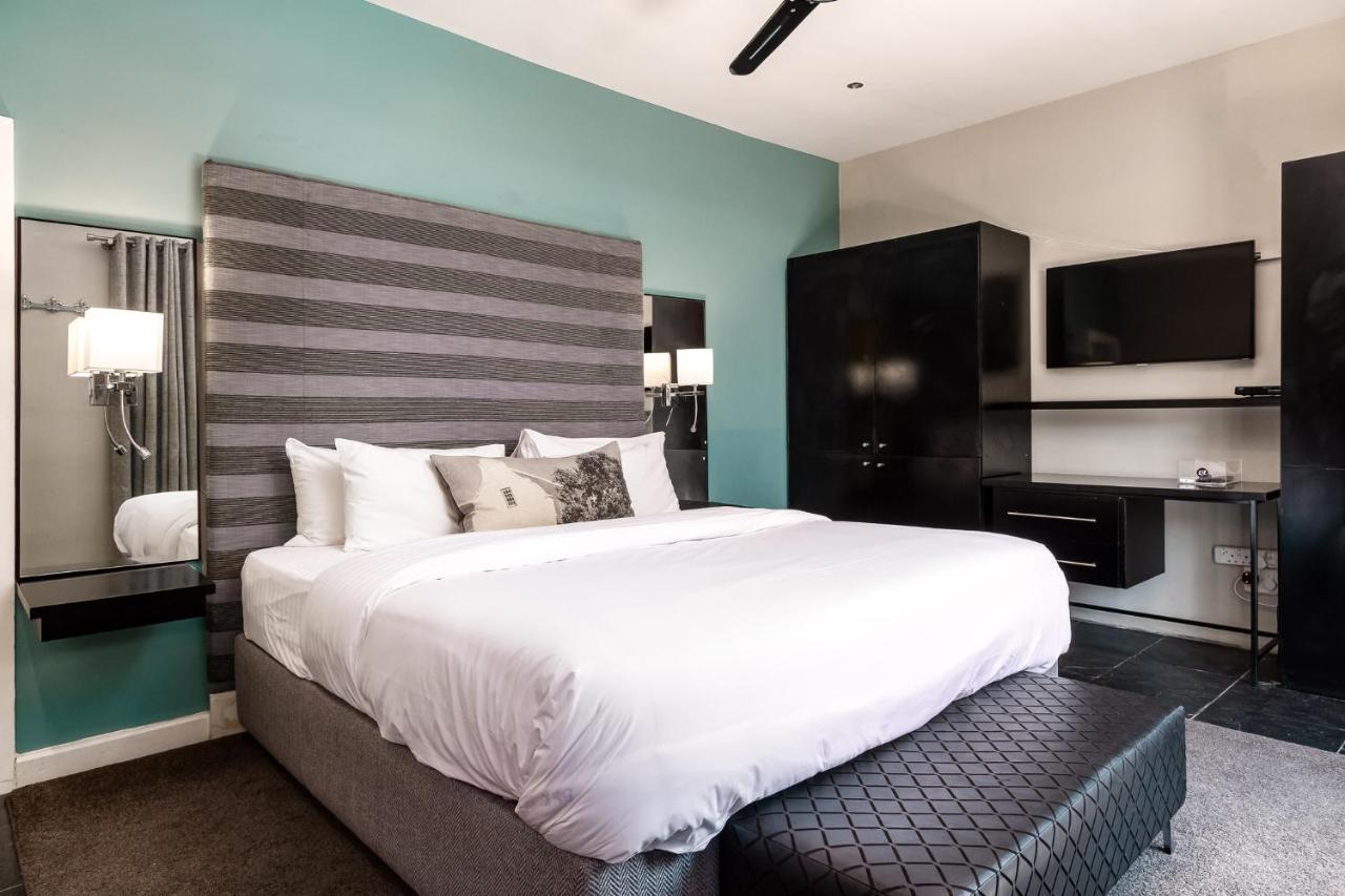 Life & Leisure Boutique Guesthouse สเตลเลนบอช ภายนอก รูปภาพ