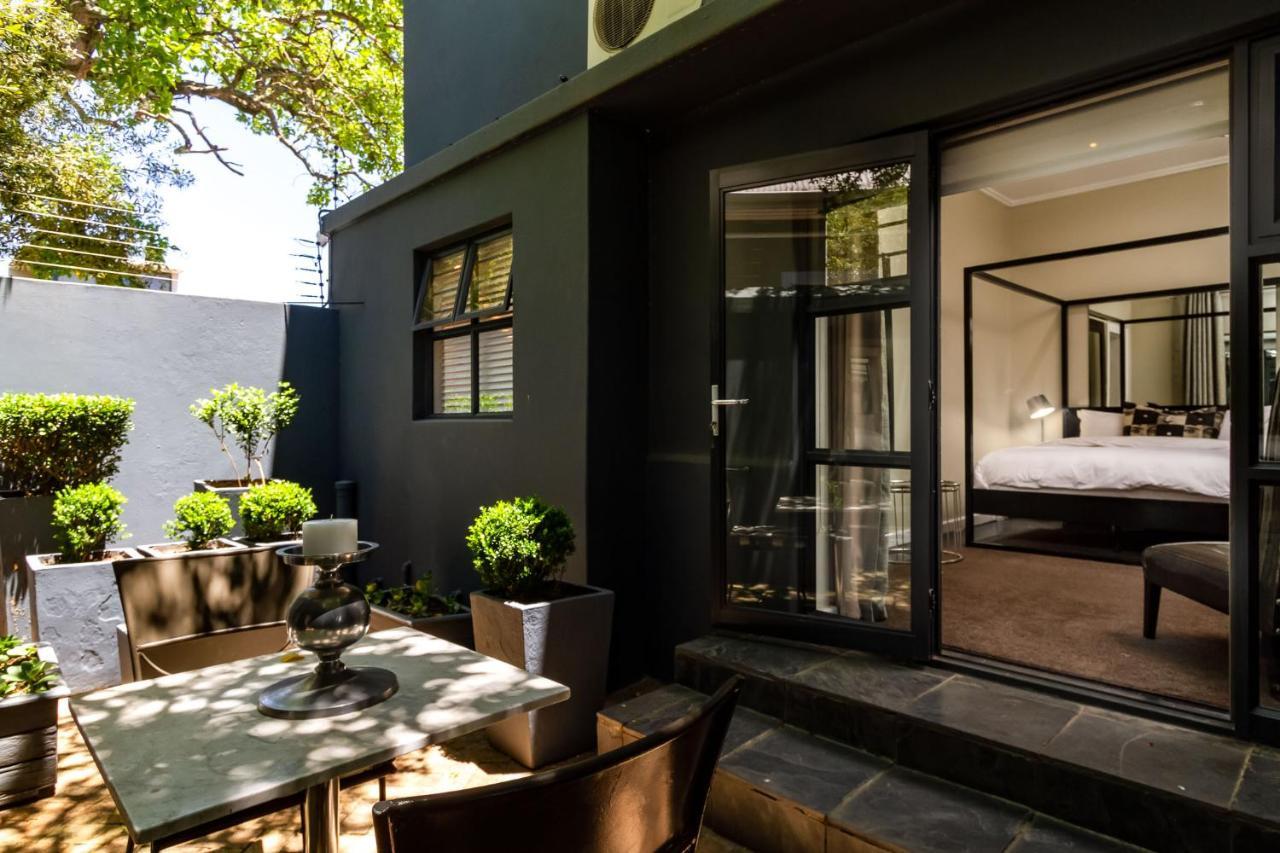 Life & Leisure Boutique Guesthouse สเตลเลนบอช ภายนอก รูปภาพ