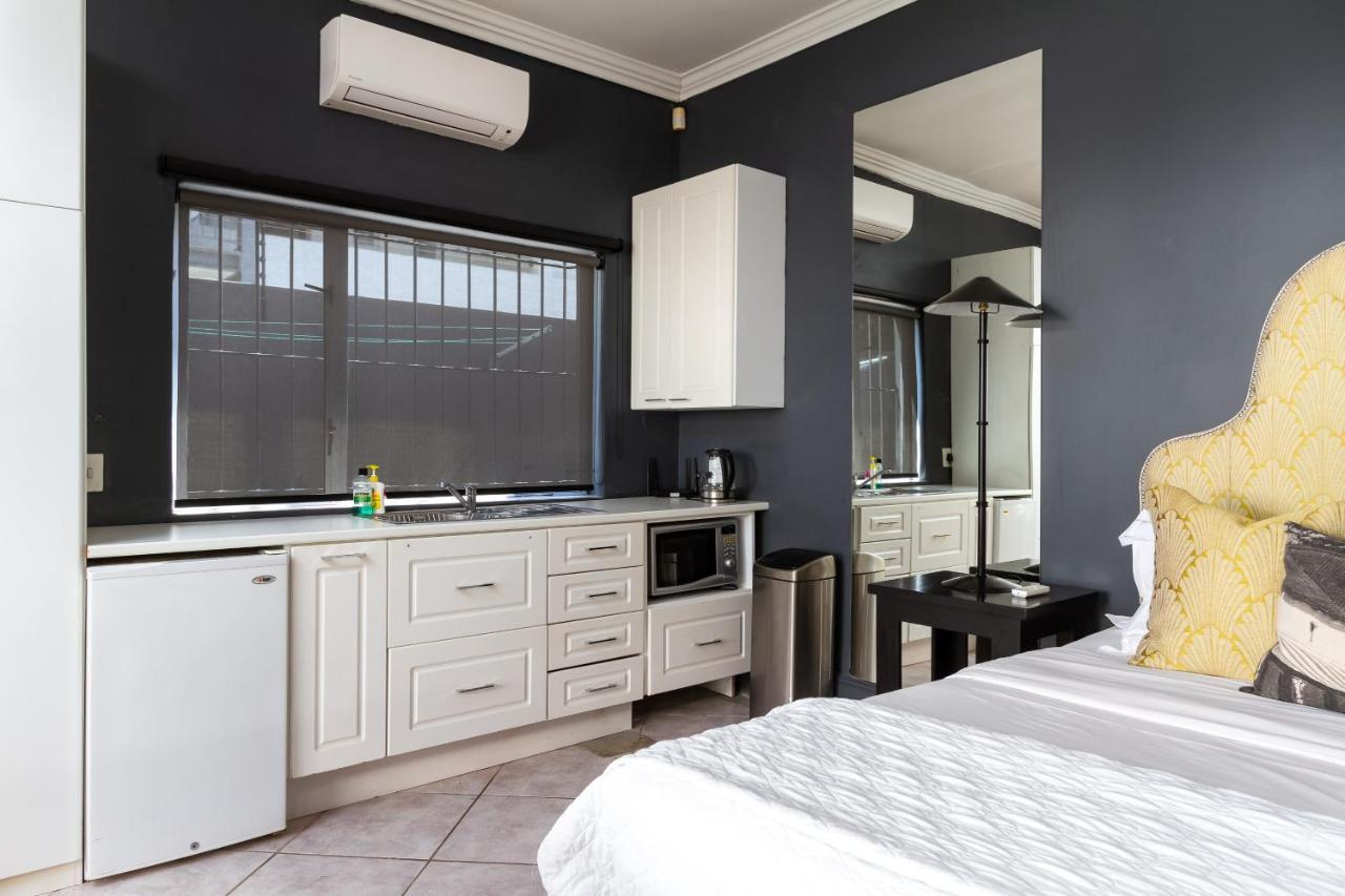 Life & Leisure Boutique Guesthouse สเตลเลนบอช ภายนอก รูปภาพ