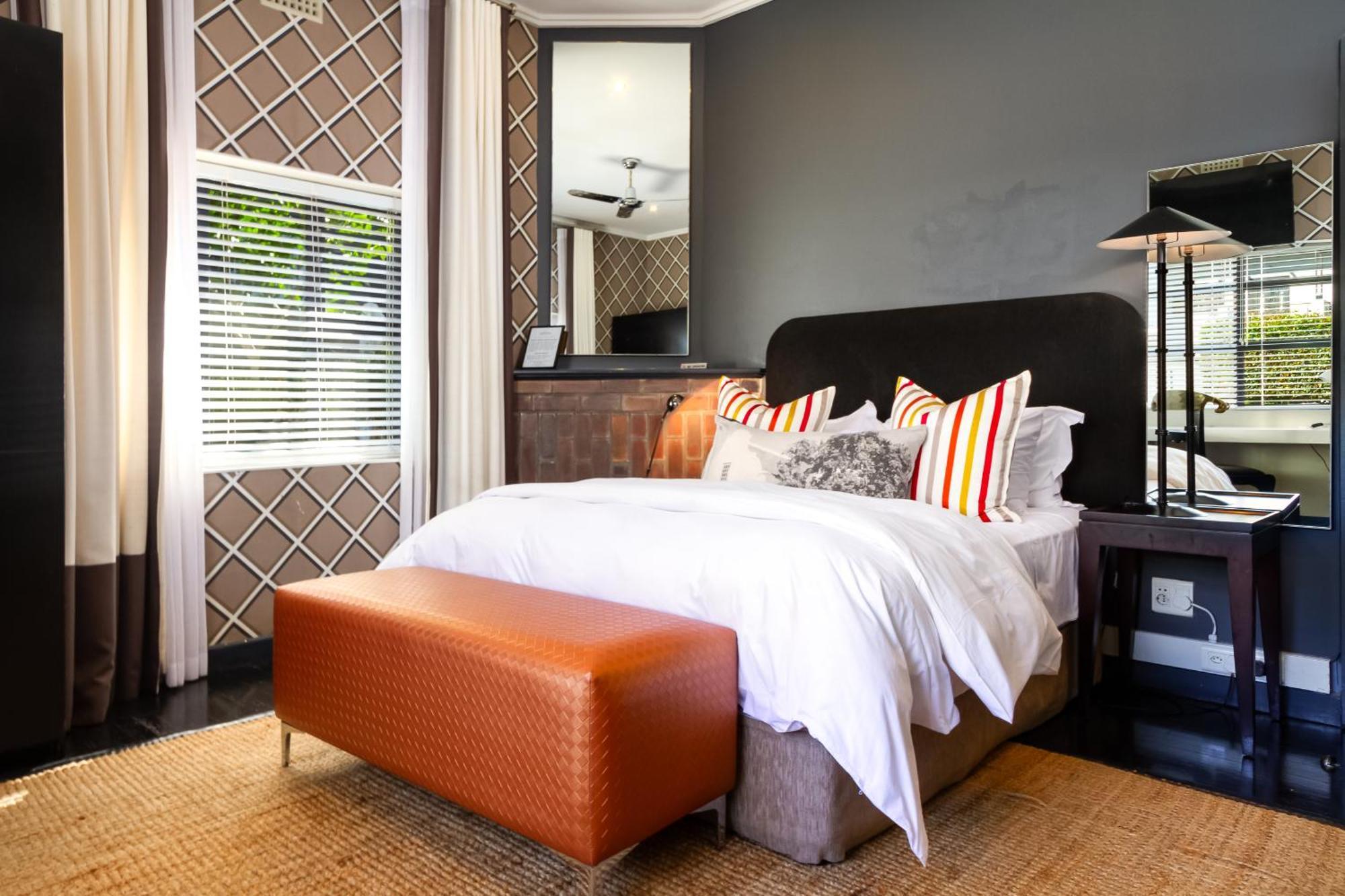 Life & Leisure Boutique Guesthouse สเตลเลนบอช ภายนอก รูปภาพ
