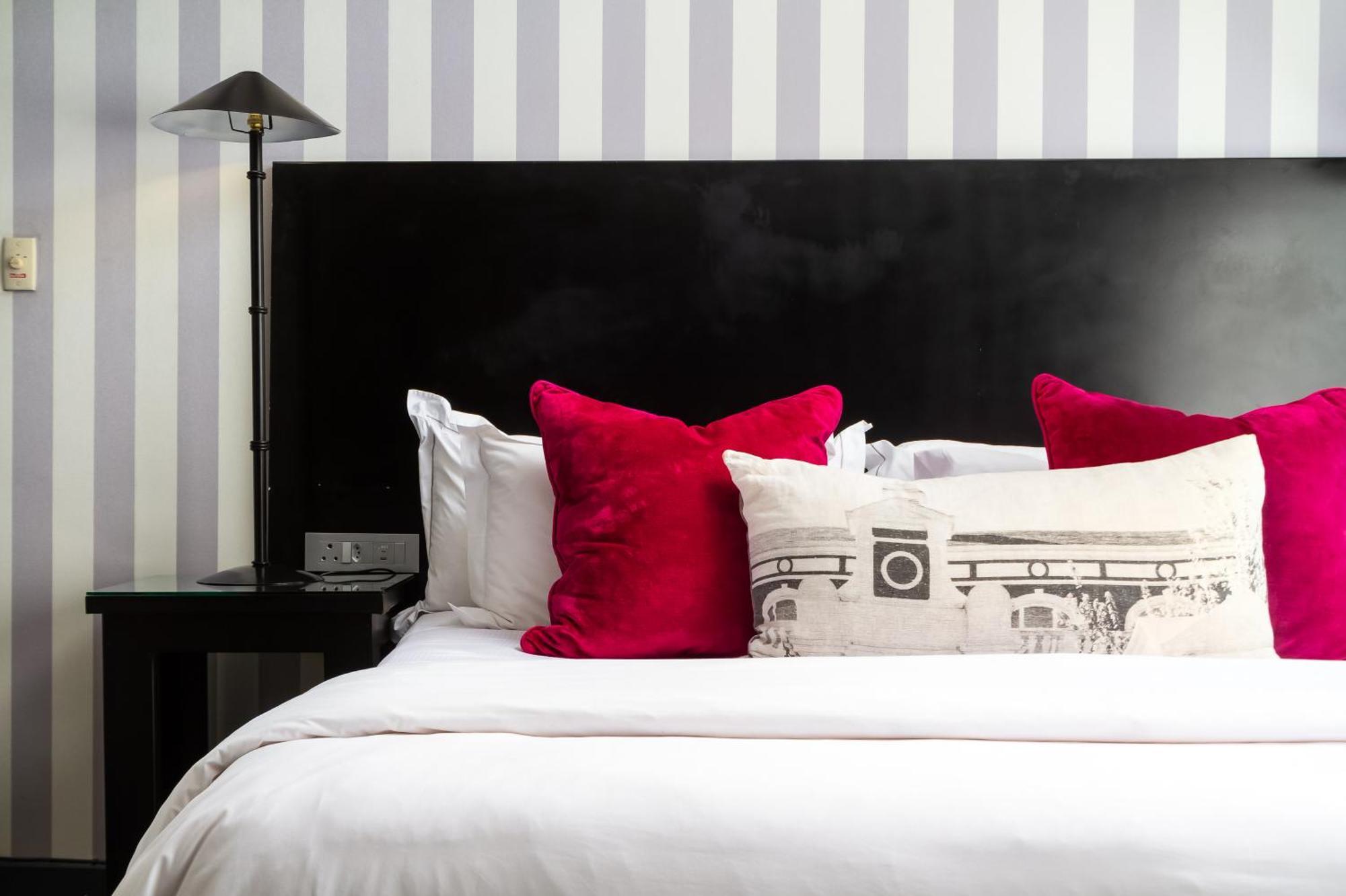 Life & Leisure Boutique Guesthouse สเตลเลนบอช ภายนอก รูปภาพ