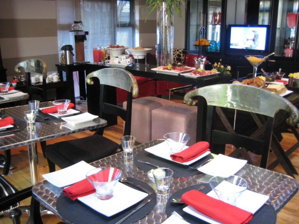Life & Leisure Boutique Guesthouse สเตลเลนบอช ภายนอก รูปภาพ
